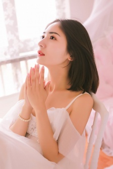 把她紧紧的抵在窗户边